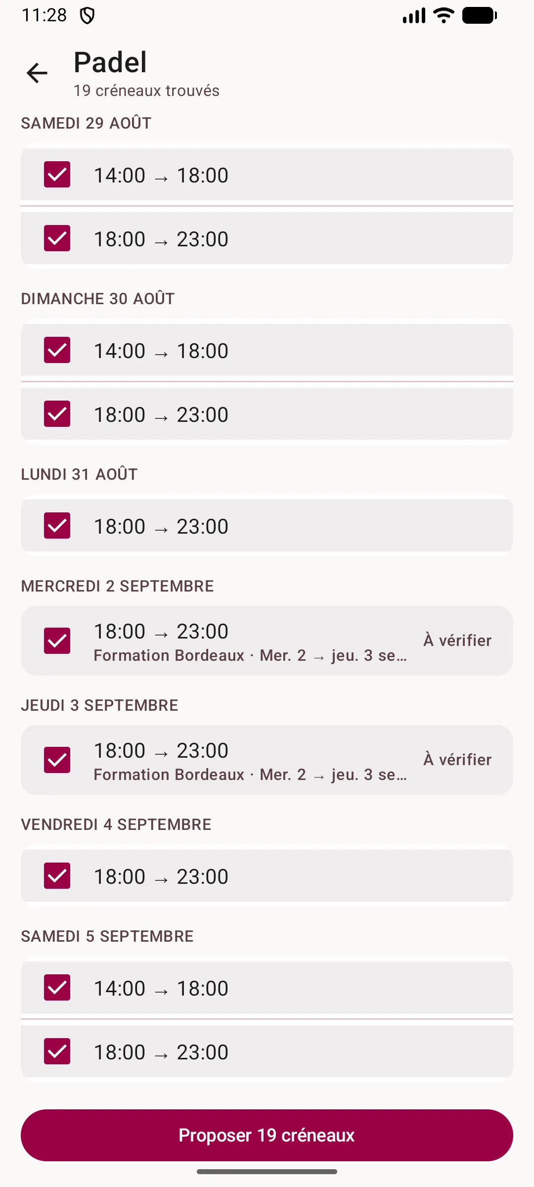Écran des créneaux trouvés pour un groupe : 19 créneaux sur plusieurs jours, tous cochés, dont deux à vérifier à cause d’un événement d’agenda, et un bouton pour les proposer.