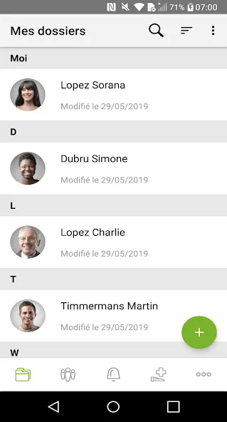 Écran « Mes dossiers » de l’application : liste de dossiers de santé, chacun avec une photo de profil et une date de modification.